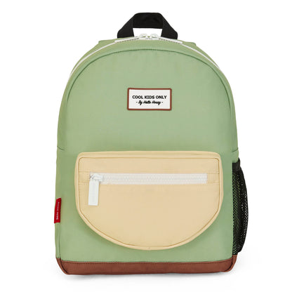 Mochila infantil verde com bolso bege, base castanha e patch com texto Hello Hossy