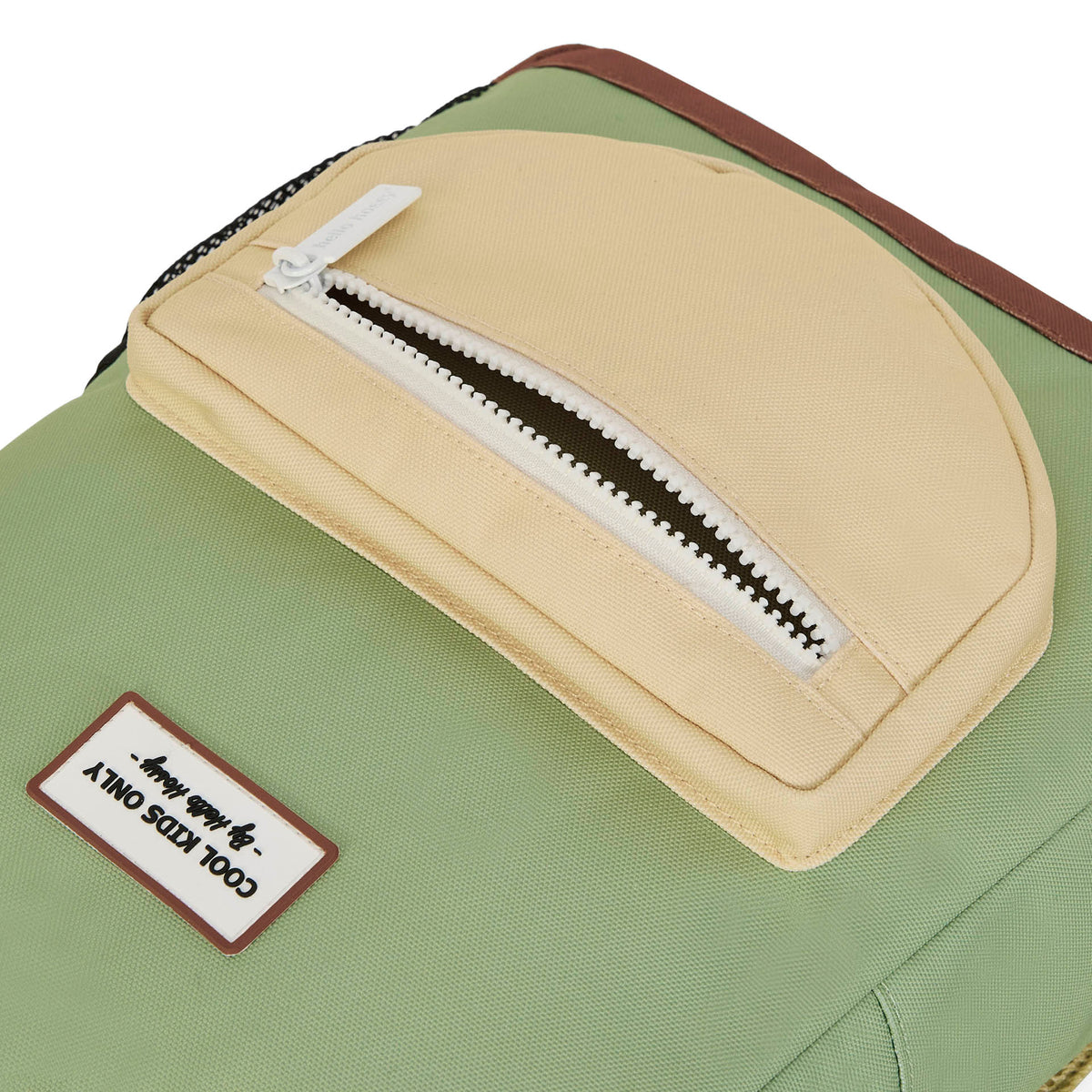 Mochila infantil verde com bolso bege, fecho branco e patch de texto, Hello Hossy