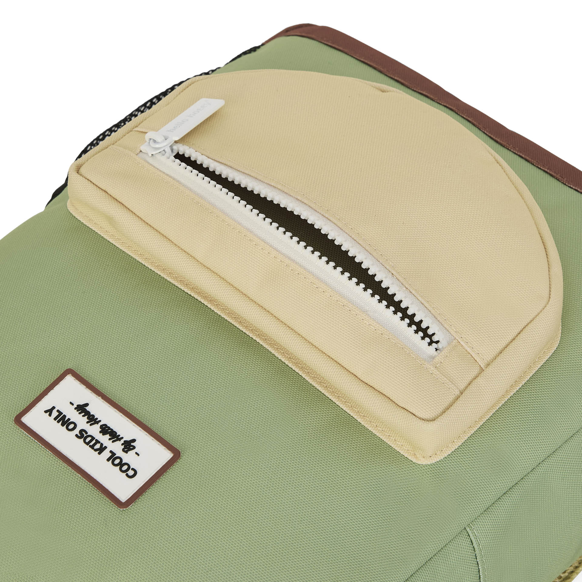 Mochila infantil verde com bolso bege, fecho branco e patch de texto, Hello Hossy