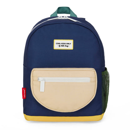 Mochila infantil azul, bolso bege, base amarela, rede verde, patch com texto Hello Hossy