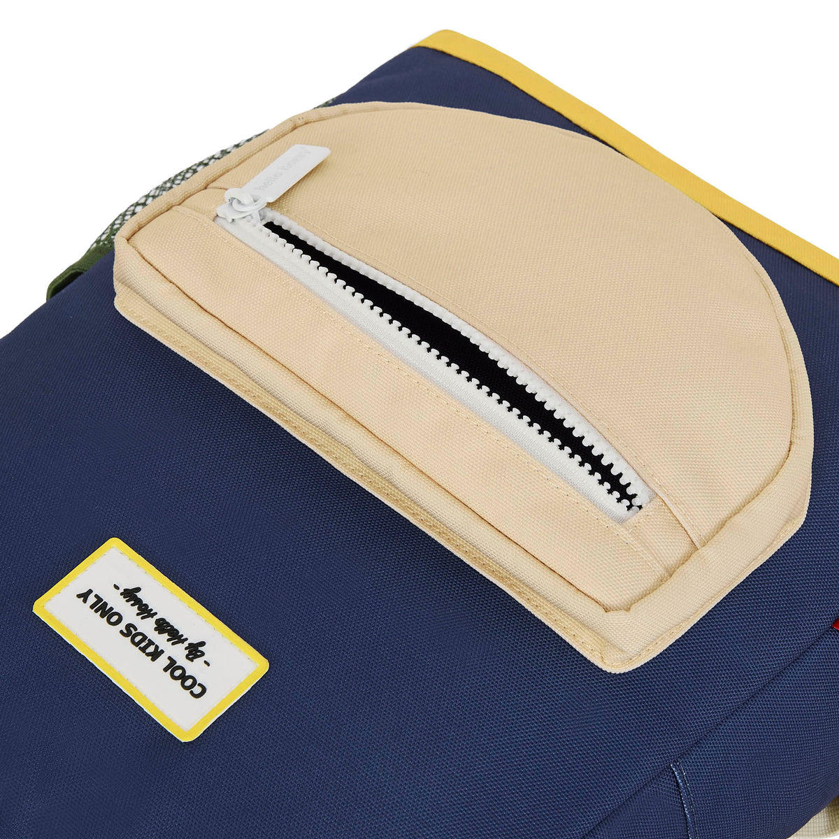 Mochila infantil azul com bolso bege, fecho branco e patch Cool Kids Only Hello Hossy