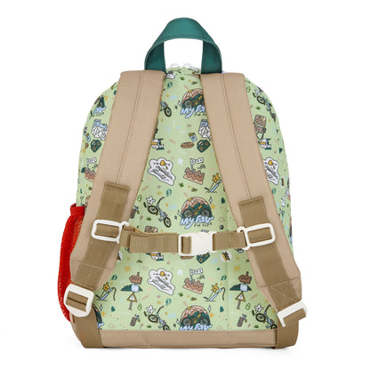 Mochila infantil verde com padrão de viagem e bicicleta, detalhe das alças Hello Hossy
