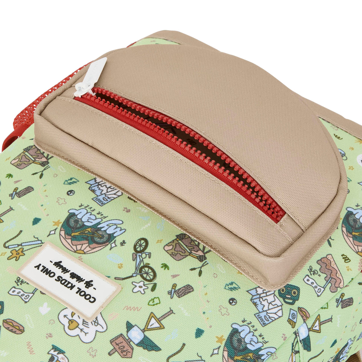 Mochila infantil verde com padrões de viagem e bicicleta, bolso bege e fecho vermelho Hello Hossy