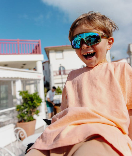 Óculos de sol infantis verdes, estilo desportivo, espelhados azuis, em uso Hello Hossy