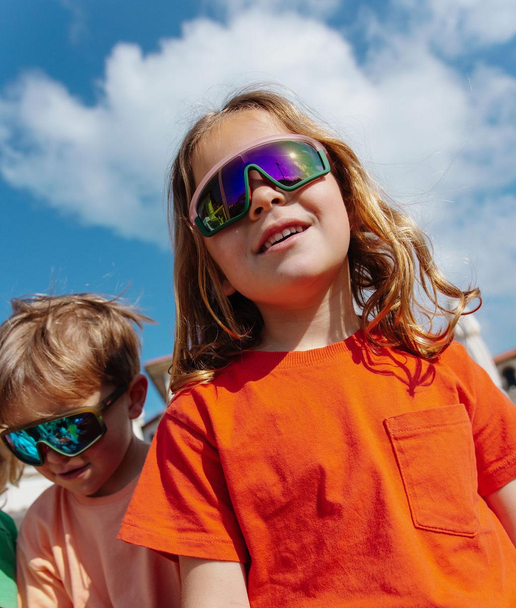Óculos de sol infantis com armação desporto rosa e lentes espelhadas verdes Hello Hossy