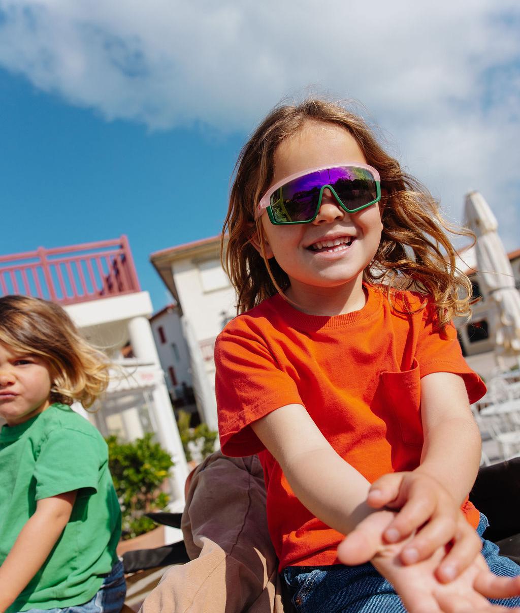 Óculos de sol infantis com armação desporto rosa e lentes espelhadas verdes Hello Hossy