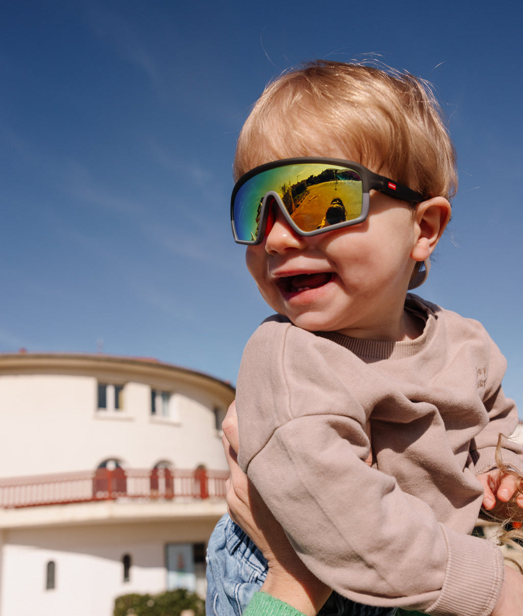 Óculos de sol infantis estilo desportivo, lentes espelhadas multicoloridas, armação preta Hello Hossy