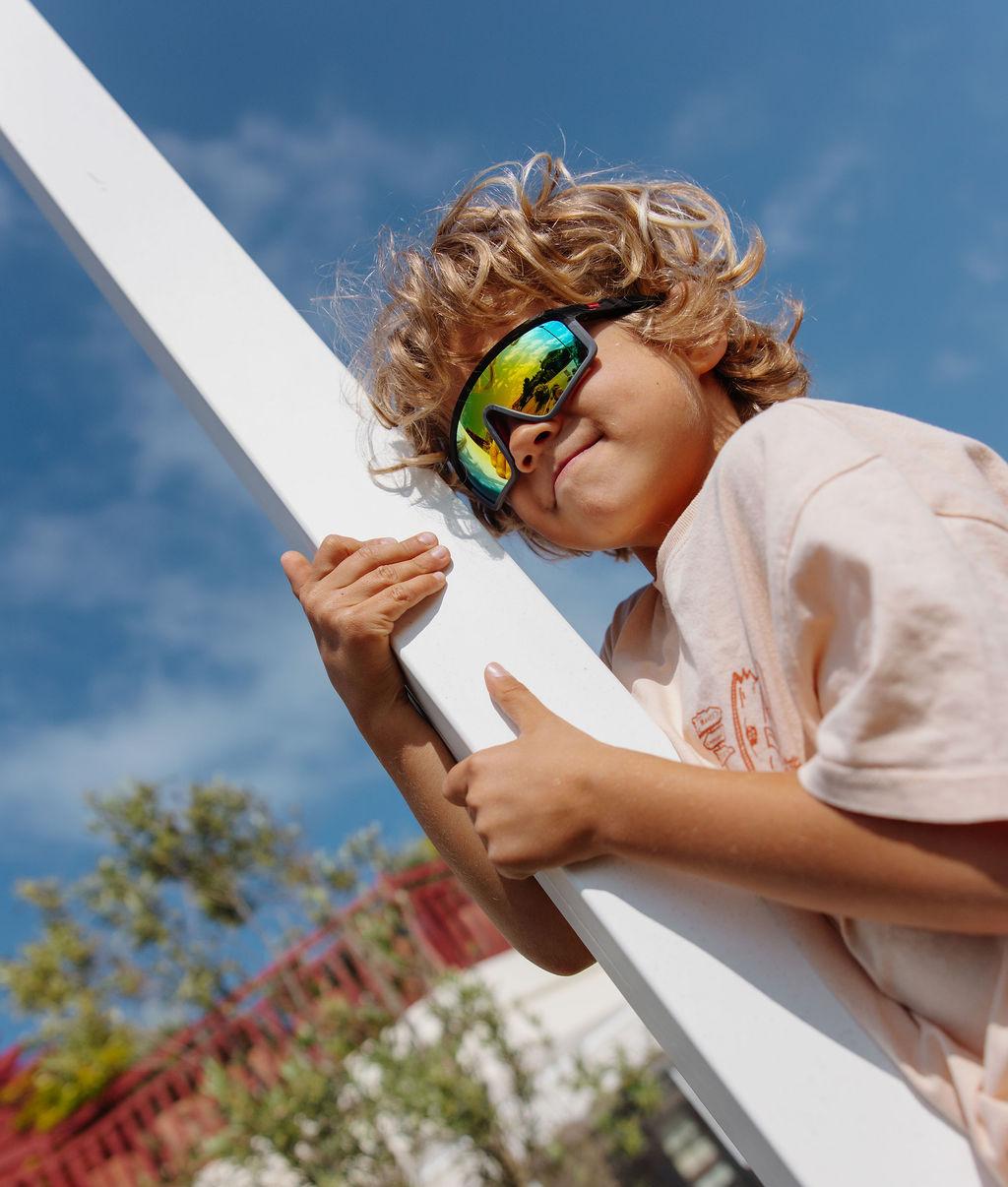 Óculos de sol infantis estilo desportivo, lentes espelhadas multicoloridas, armação preta Hello Hossy