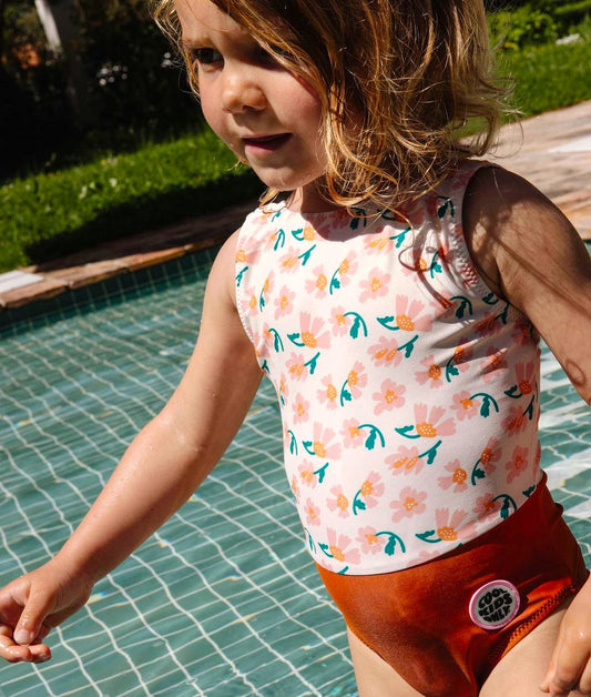 Fato de banho de menina rosa e laranja com estampado de flores e patch redondo Hello Hossy