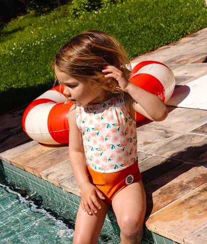 Fato de banho menina rosa e laranja com estampado de flores, detalhe patch Hello Hossy