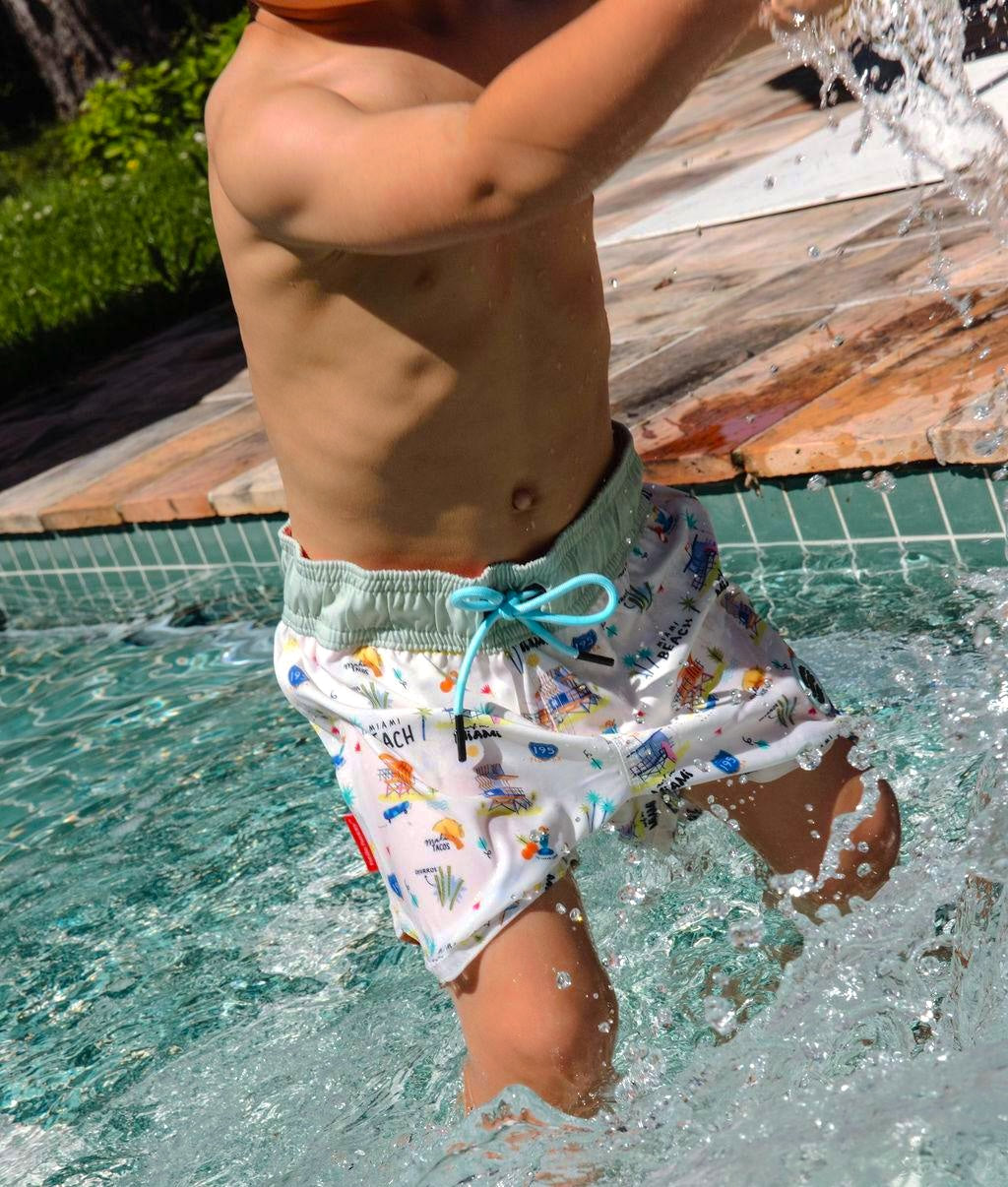Fato de banho de menino bege e verde com estampado USA, cordão azul Hello Hossy