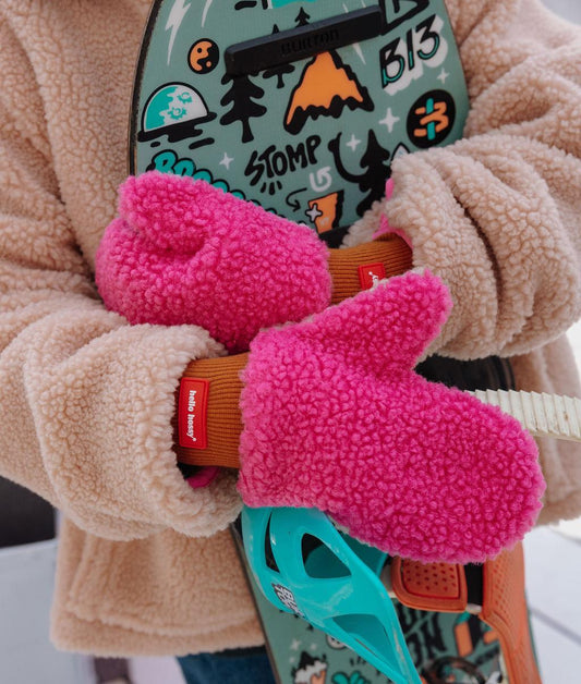 Luvas-múfla infantis rosa com efeito sherpa e detalhe de etiqueta Hello Hossy