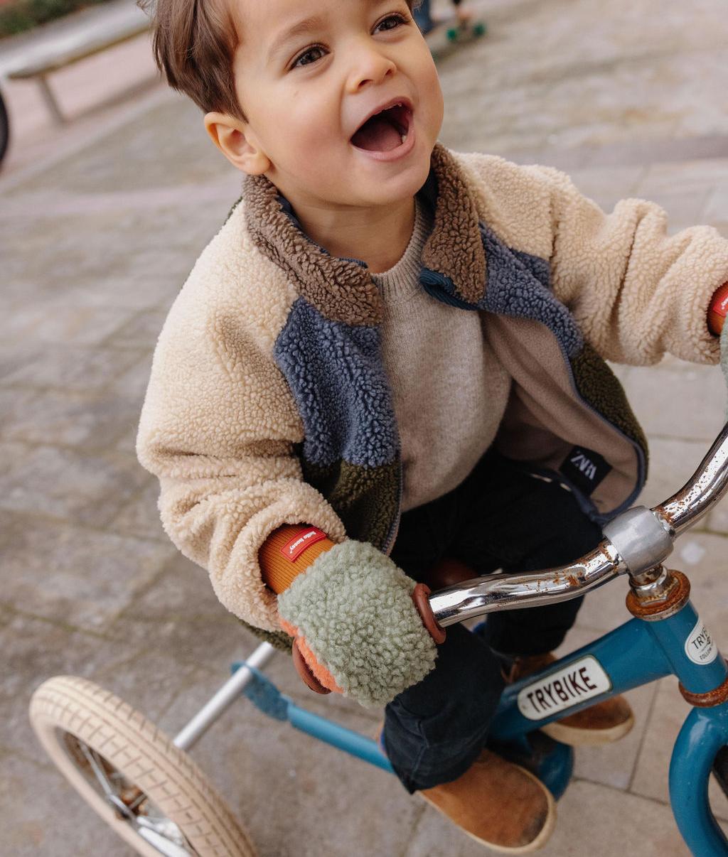 Menino com luvas-múfla polares bicolores Heaty Jim - foto lifestyle - Hello Hossy