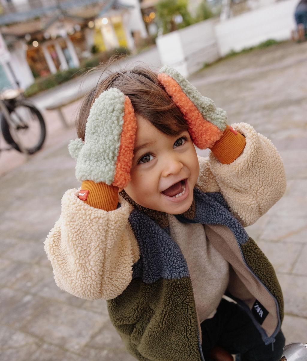 Luvas-múfla em sherpa bicolores Heaty Jim usadas por um menino – foto lifestyle – Hello Hossy