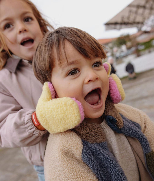Luvas-múfla em sherpa bicolor Heaty Kira usadas por uma menina – foto lifestyle – Hello Hossy