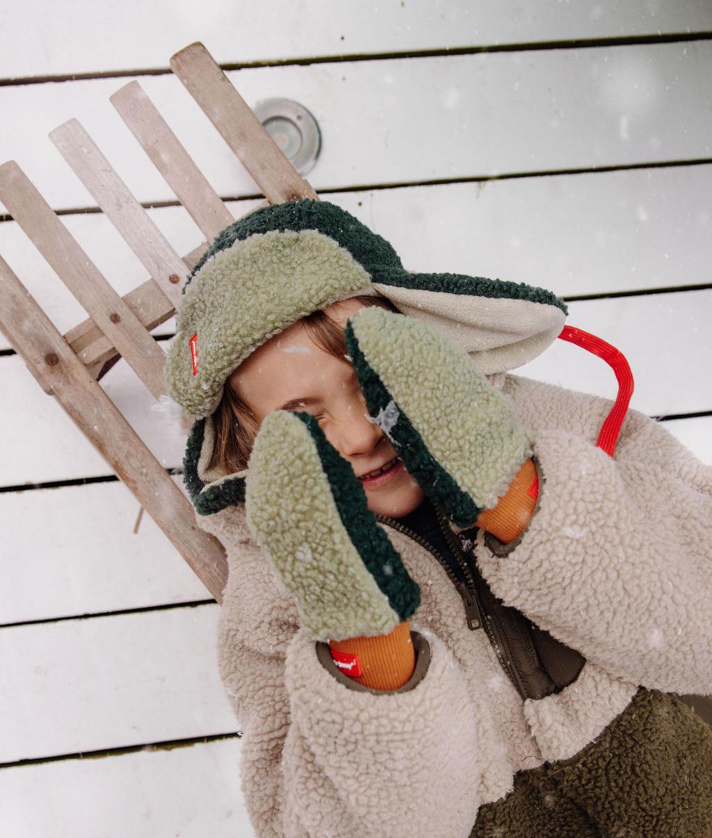 Luvas-múfla em sherpa bicolores Heaty Neo usadas por um menino – foto lifestyle – Hello Hossy