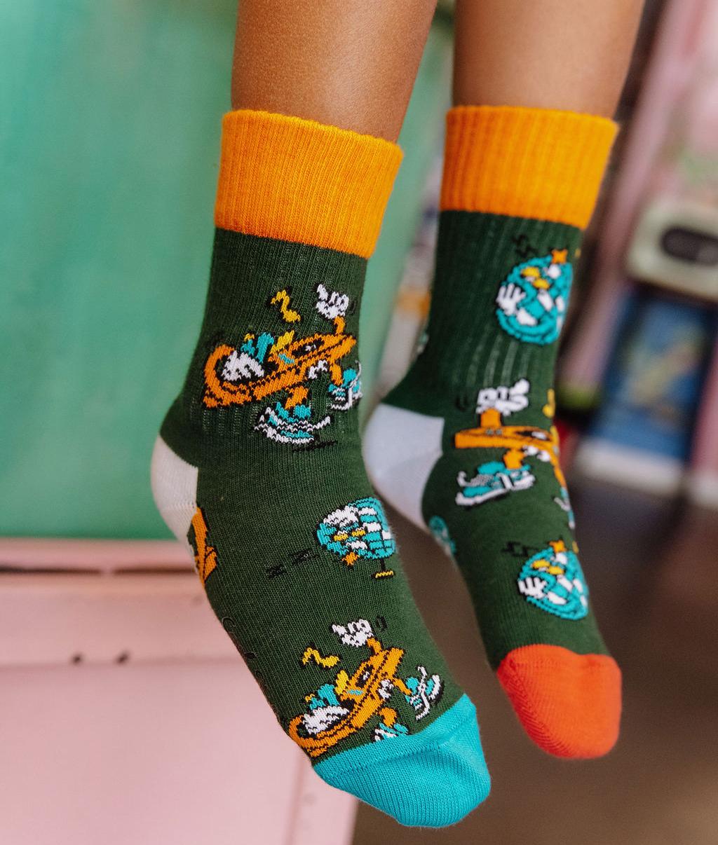 Meias infantis verdes com motivo de música, calcanhar laranja e ponta azul Hello Hossy
