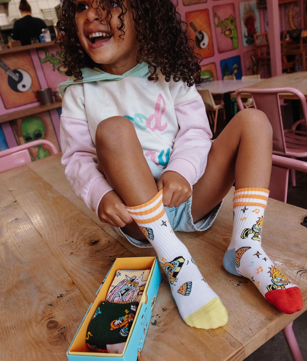 Meias infantis brancas com padrões de música multicoloridos e detalhes amarelos Hello Hossy