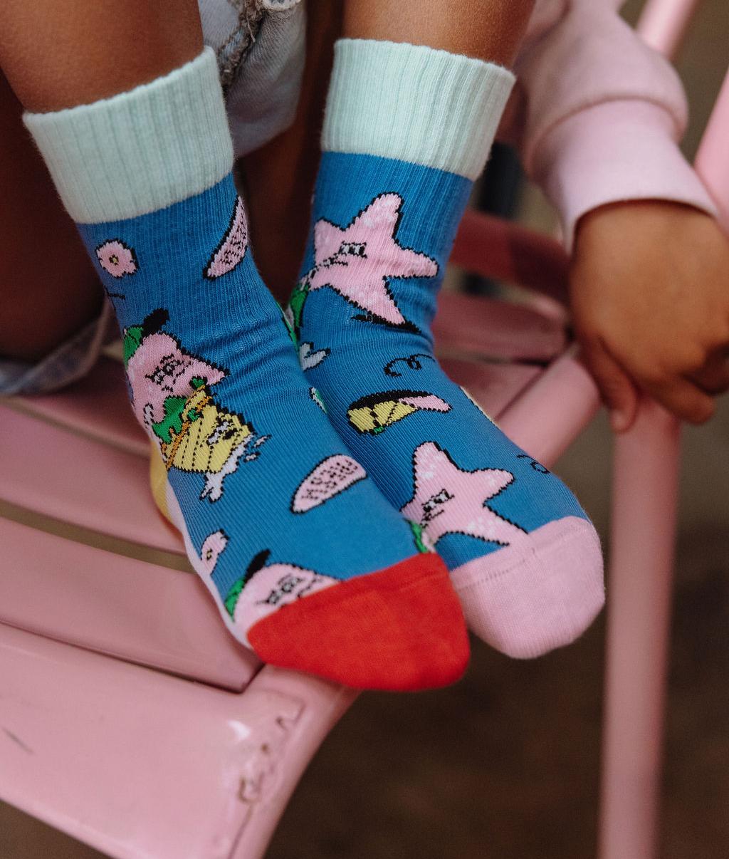 Meias infantis azuis com padrões de estrelas-do-mar rosa e pontas vermelhas Hello Hossy