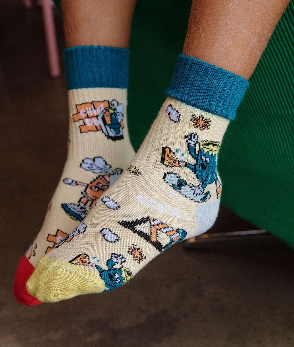 Meias amarelas para criança com padrões desportivos e toques vermelhos Hello Hossy