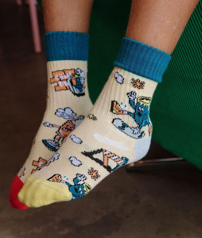 Meias amarelas para criança com padrões desportivos e toques vermelhos Hello Hossy