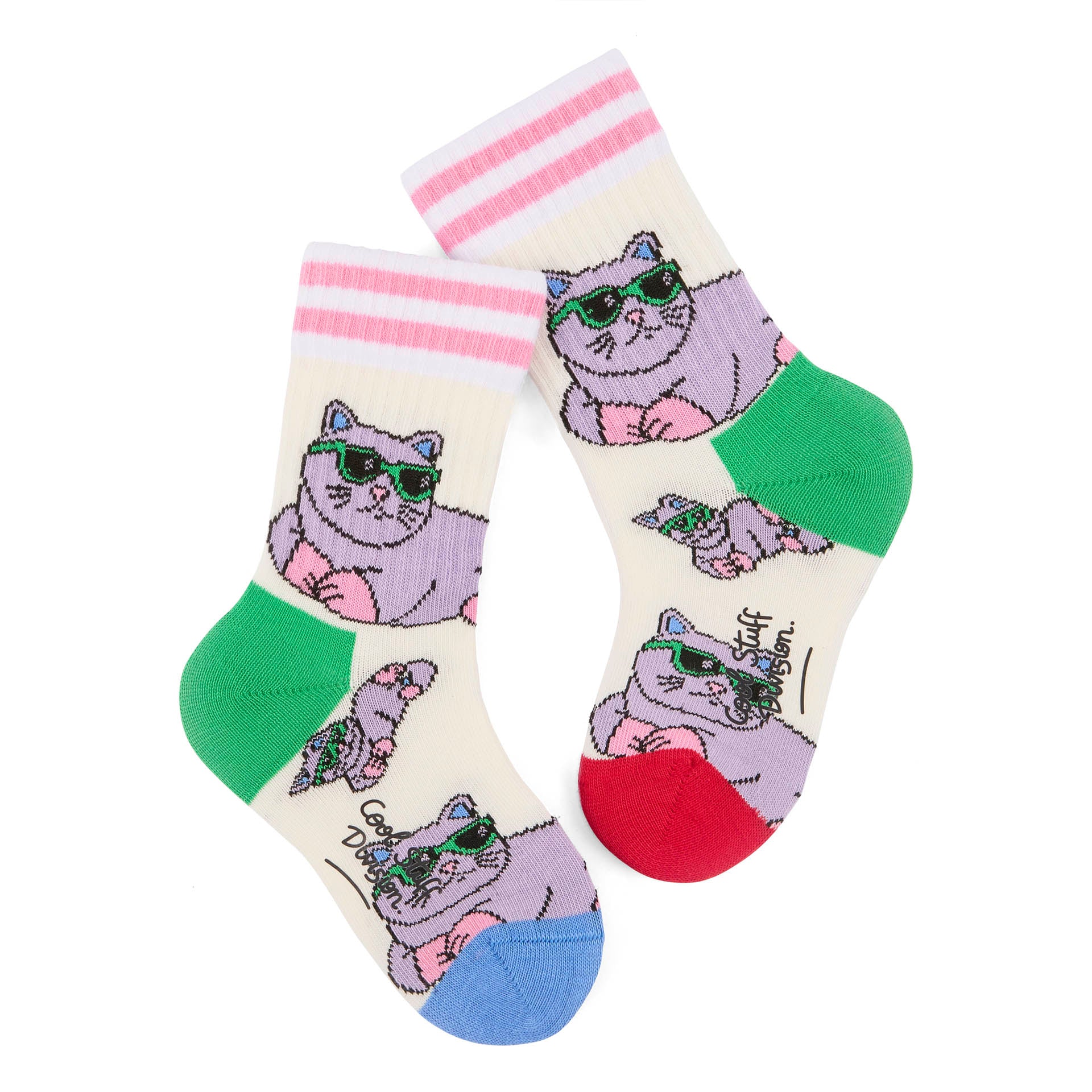 Par de meias infantis com estampado de gatos com óculos de sol, calcanhares e pontas contrastantes vermelhos e azuis, cano às riscas rosas – vista plana