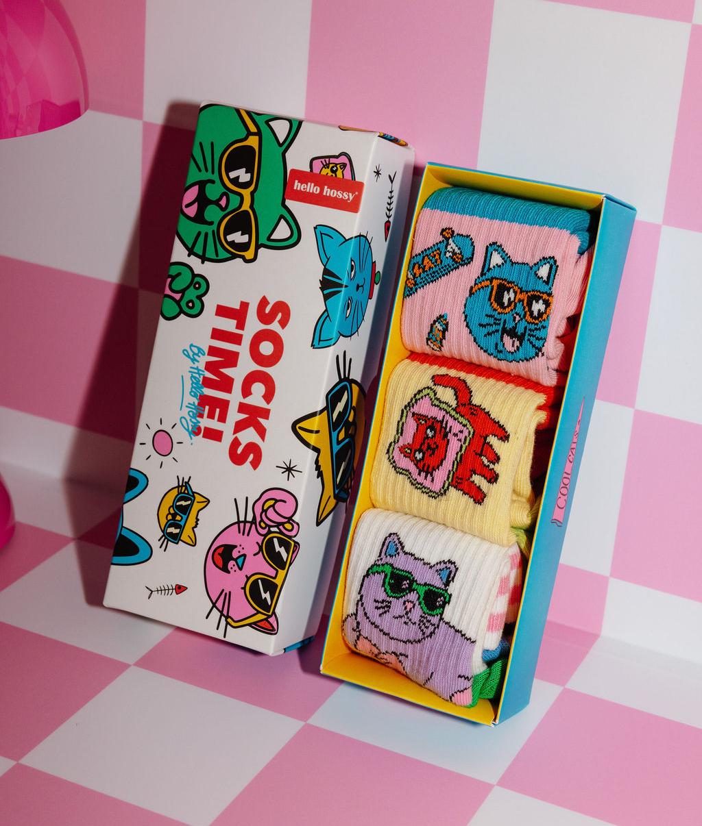 Caixa de meias "Socks Time!" para criança, com 3 pares de meias com padrões de gatos - embalagem ilustrada - foto lifestyle - Hello Hossy
