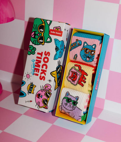 Caixa de meias "Socks Time!" para criança, com 3 pares de meias com padrões de gatos - embalagem ilustrada - foto lifestyle - Hello Hossy