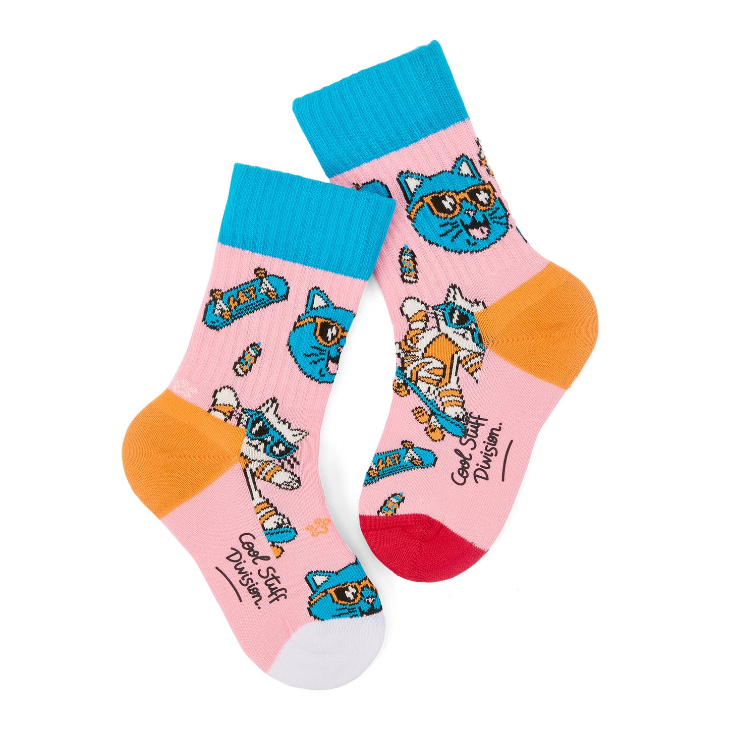 Par de meias rosa para criança com padrão de cabeça de gato com óculos de sol e skate, cano azul – vista plana