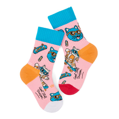 Par de meias rosa para criança com padrão de cabeça de gato com óculos de sol e skate, cano azul – vista plana