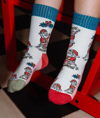 Par de meias com estampado de Pai Natal a esquiar, usado por uma criança – vista de 3/4 – Hello Hossy