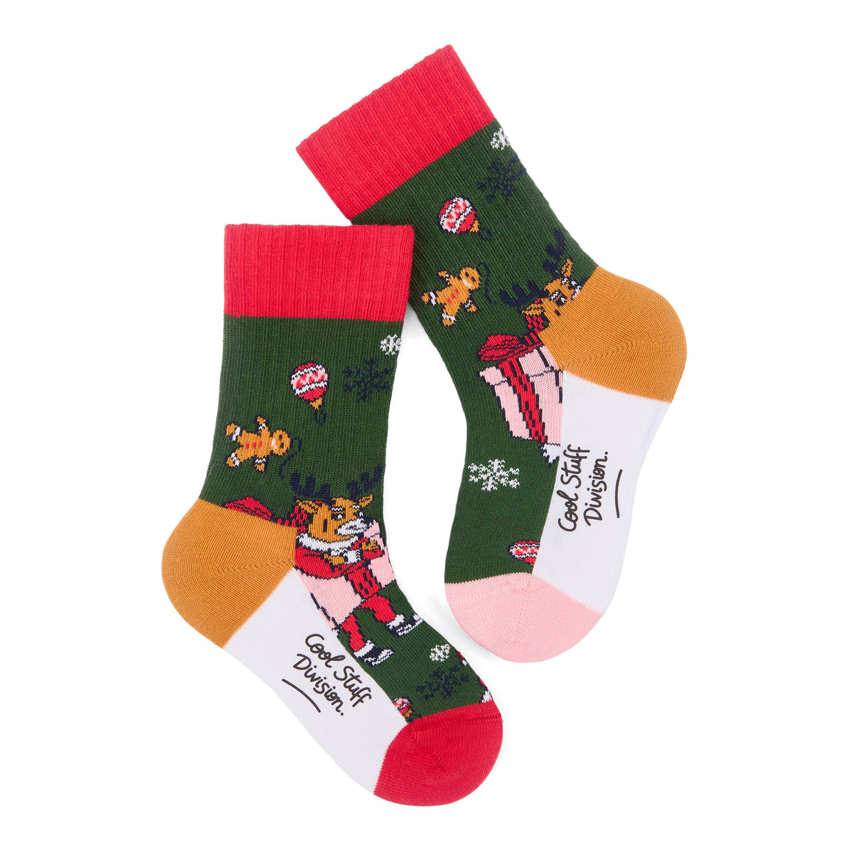 Par de meias verdes para criança, estampadas com rena e bolacha de natal, calcanhares e pontas contrastantes em vermelho e castanho – vista plana