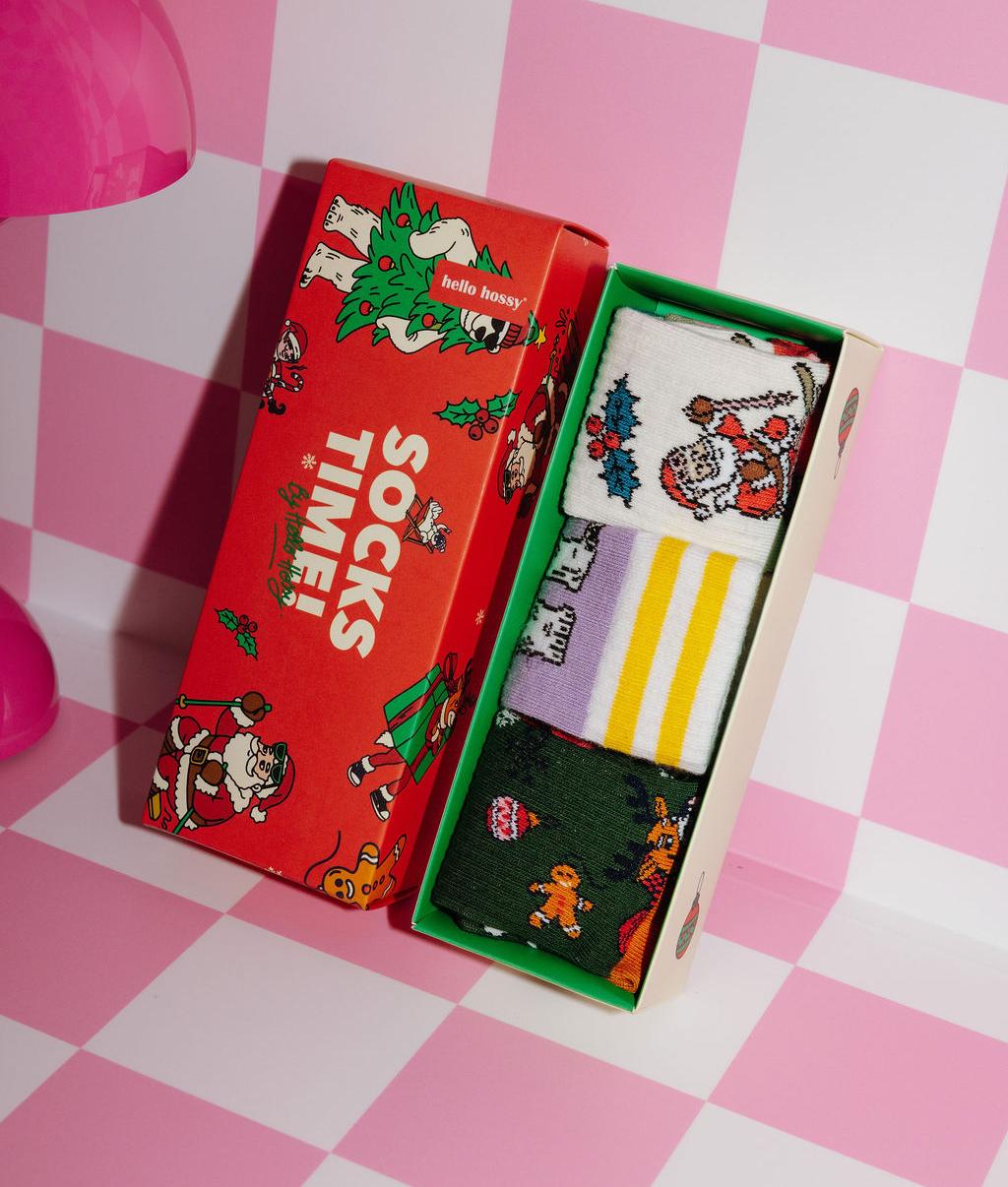 Caixa de meias "Socks Time !" para criança, com 3 pares com padrões de natal – embalagem vermelha e ilustrada – foto lifestyle – Hello Hossy