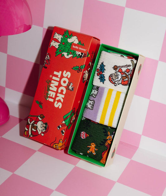 Caixa de meias "Socks Time !" para criança, com 3 pares com padrões de natal – embalagem vermelha e ilustrada – foto lifestyle – Hello Hossy