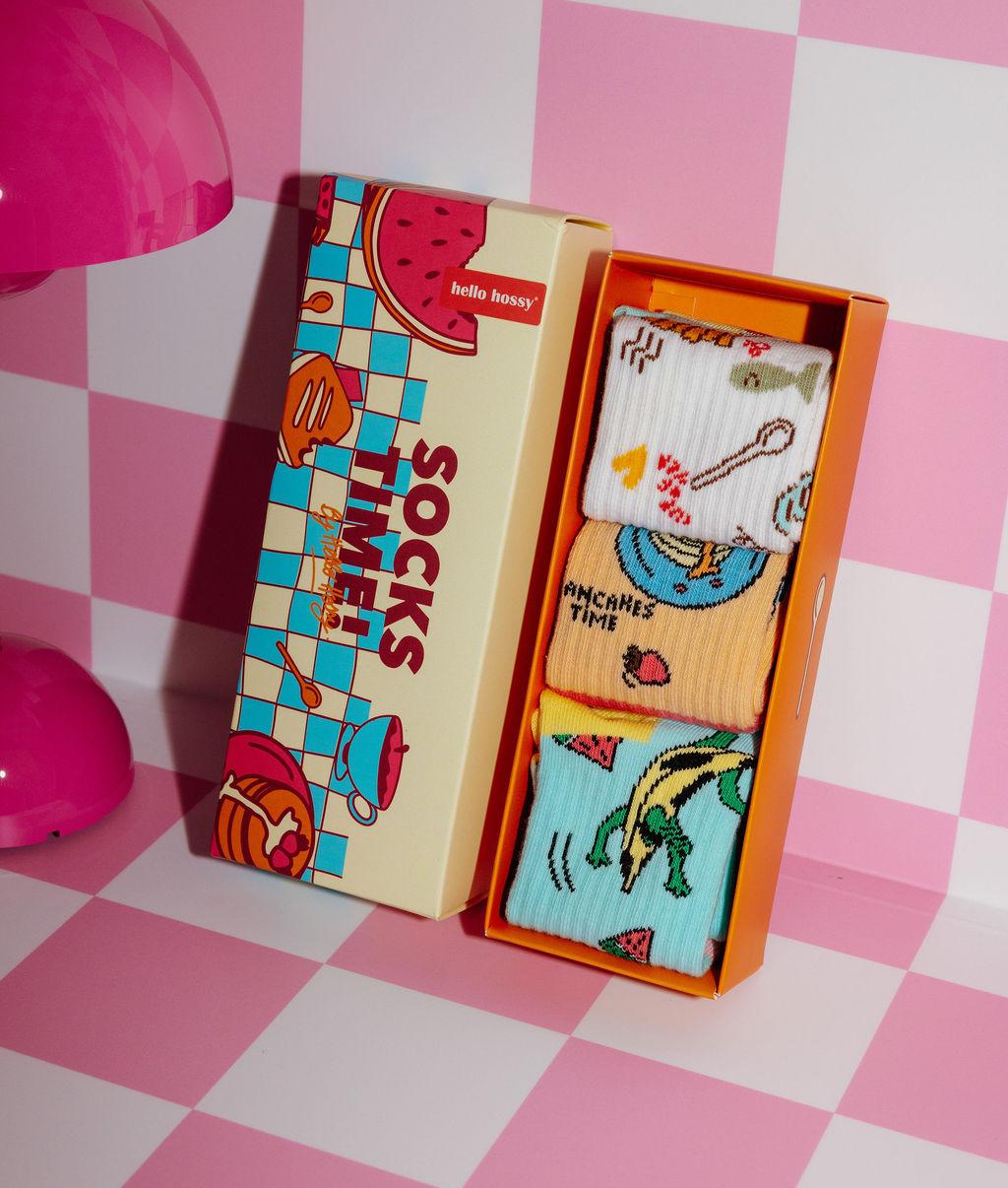Caixa de meias "Socks Time!" para criança, com 3 pares com padrões de frutas, panquecas e batatas fritas – embalagem ilustrada – foto lifestyle – Hello Hossy