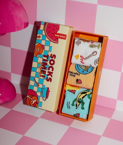 Caixa de meias "Socks Time!" para criança, com 3 pares com padrões de frutas, panquecas e batatas fritas – embalagem ilustrada – foto lifestyle – Hello Hossy