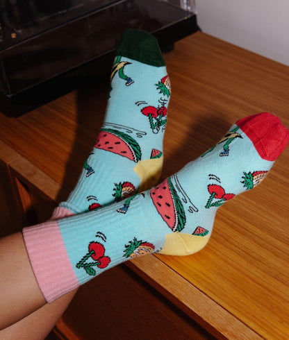Par de meias com estampado de frutas, usado por uma criança – vista de cima – Hello Hossy
