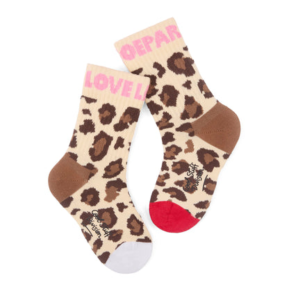 Par de meias infantis, motivo leopard castanho, calcanhares e pontas contrastantes vermelho e branco, texto "LOVE LEOPARD" rosa – vista plana
