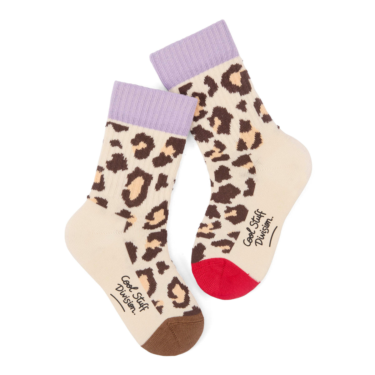 Par de meias infantis com estampado leopard castanho e bege, calcanhares e pontas contrastantes vermelhos e castanhos, cano lilás – vista plana