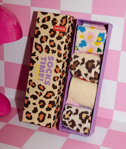 Conjunto de meias "Socks Time!" para criança, com 4 pares com padrões leopard – embalagem estampada leopard – foto lifestyle – Hello Hossy