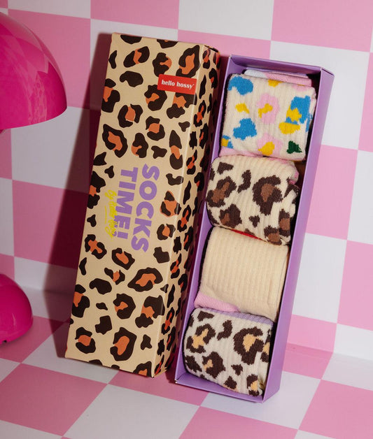 Conjunto de meias "Socks Time!" para criança, com 4 pares com padrões leopard – embalagem estampada leopard – foto lifestyle – Hello Hossy