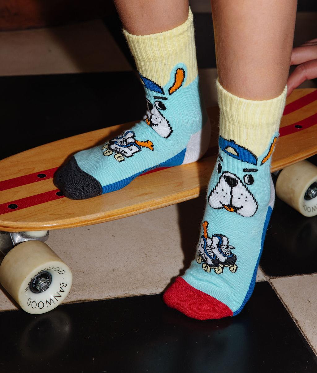 Par de meias estampadas com mascote urso usadas por uma criança – vista de 3/4 – Hello Hossy