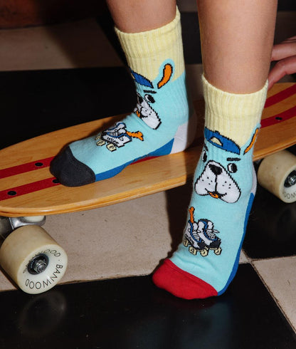 Par de meias estampadas com mascote urso usadas por uma criança – vista de 3/4 – Hello Hossy