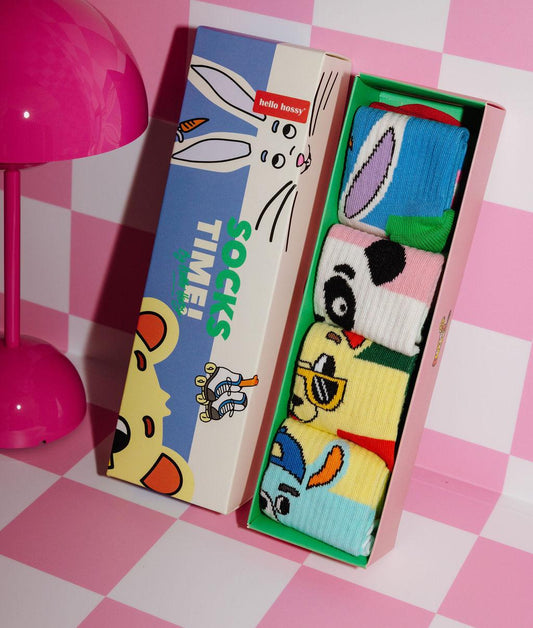 Caixa de meias "Socks Time !" para criança com 4 pares de meias com padrões de mascotes - embalagem ilustrada - fotografia lifestyle - Hello Hossy
