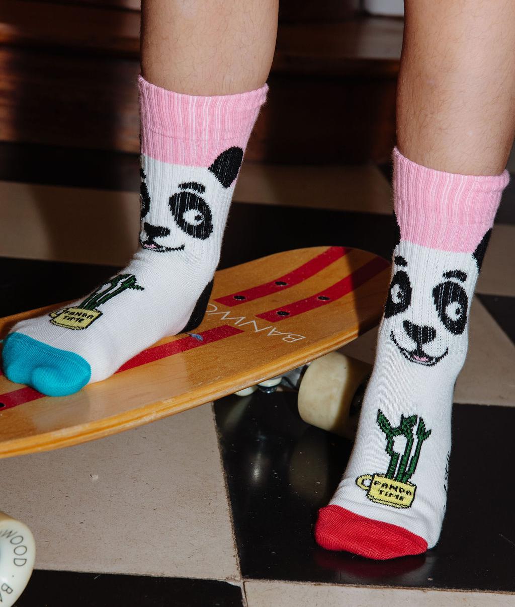 Criança a usar o par de meias com padrão de mascote panda e cano rosa – vista de frente – Hello Hossy
