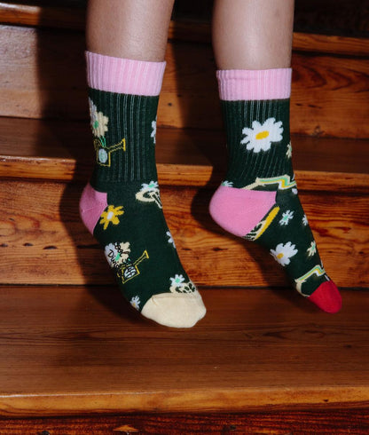 Criança a usar o par de meias com estampado de flores e regadores - vista de 3/4 - Hello Hossy