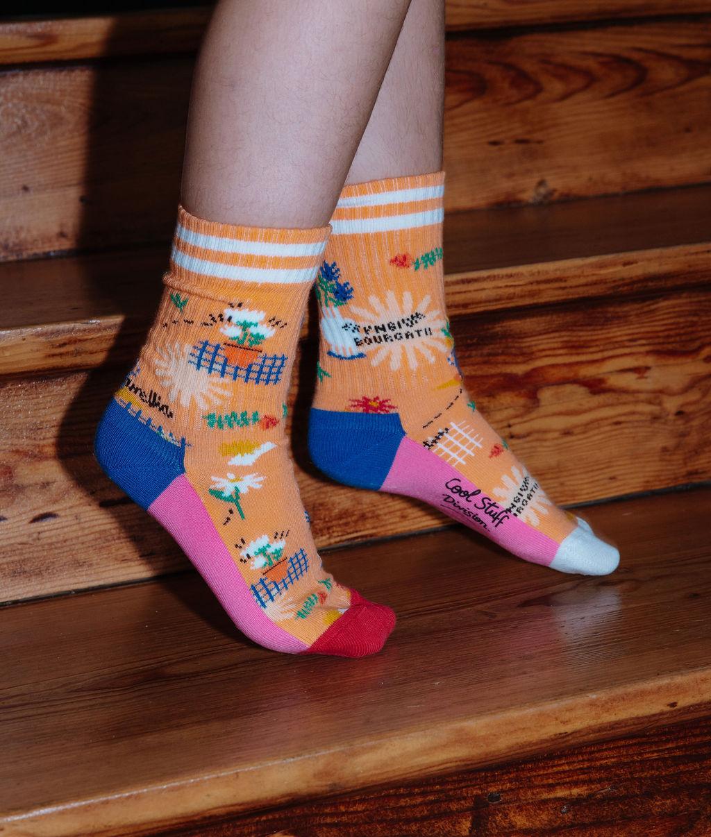 Par de meias com padrões de flores, calcanhares e pontas coloridos, usado por uma criança – foto lifestyle – Hello Hossy