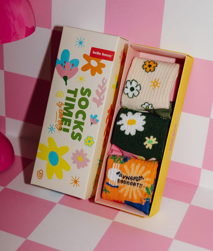 Conjunto de meias "Socks Time !" para criança com 3 pares de meias com padrões de flores - embalagem ilustrada - foto lifestyle - Hello Hossy