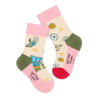 Par de meias bege com estampado de flores para criança, calcanhares e pontas contrastantes vermelhos e rosas, cano rosa – vista plana