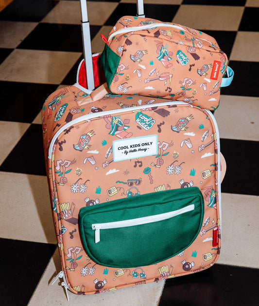 Mala de viagem infantil castanha com padrão de música, bolso verde, nécessaire a condizer Hello Hossy